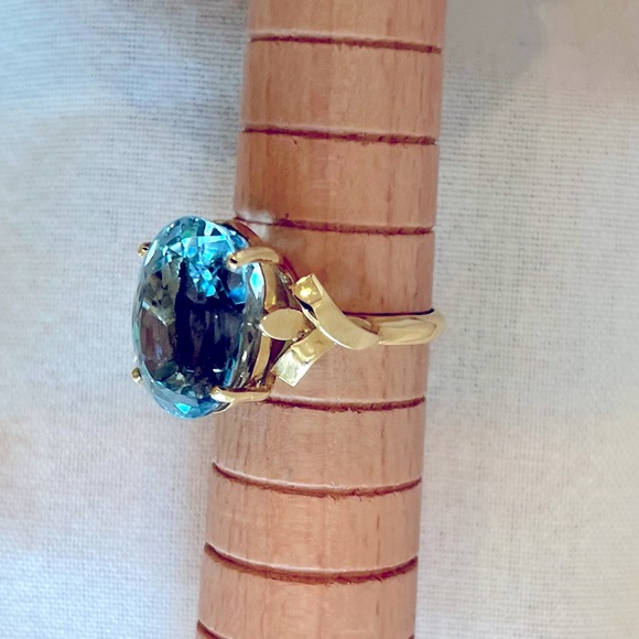 18k Gold Blue Topaz Vintage Estate Ring - Picture 4 of 16